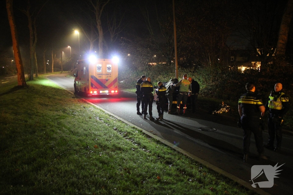 Auto botst tegen lantaarnpaal met meerdere gewonden