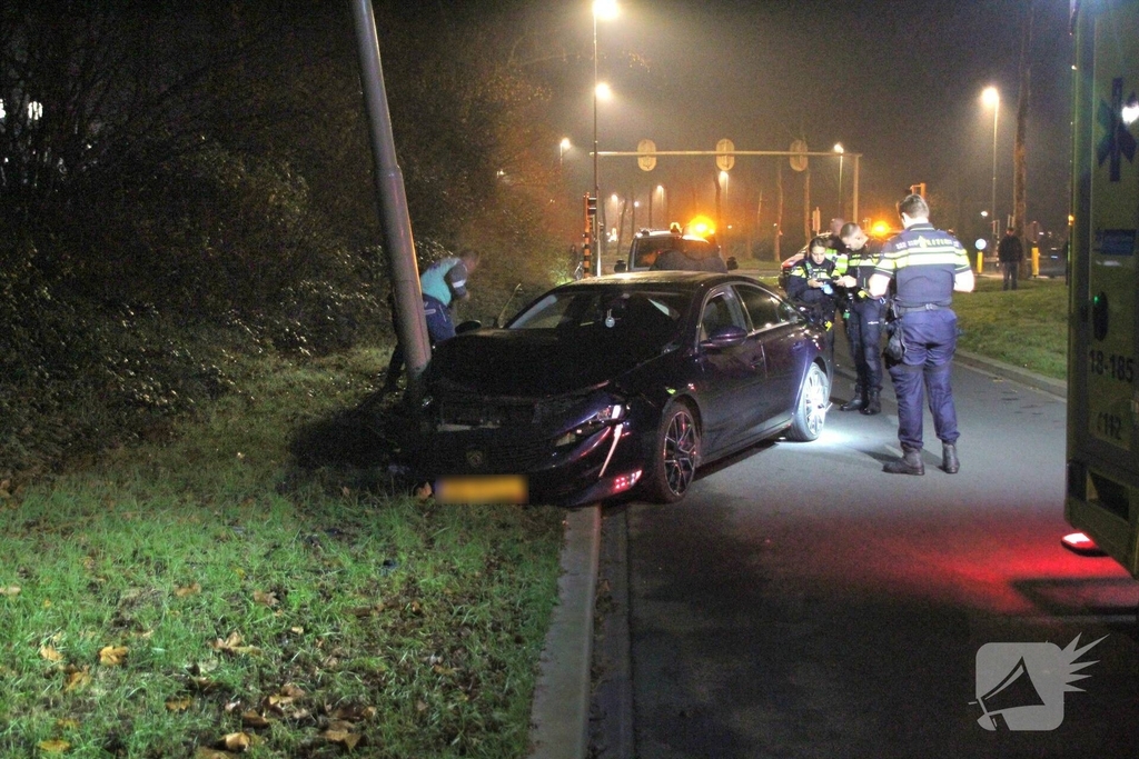 Auto botst tegen lantaarnpaal met meerdere gewonden
