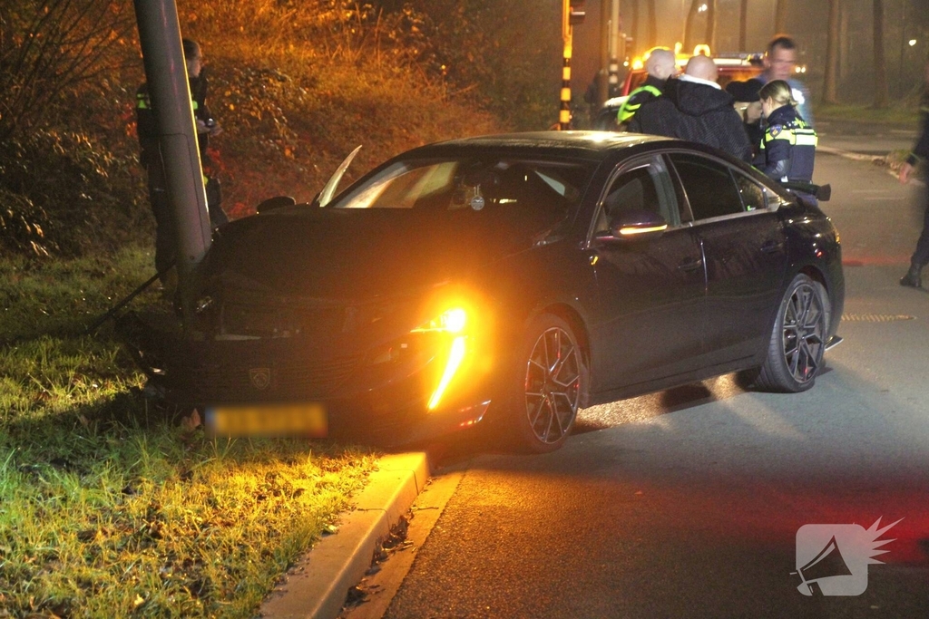Auto botst tegen lantaarnpaal met meerdere gewonden