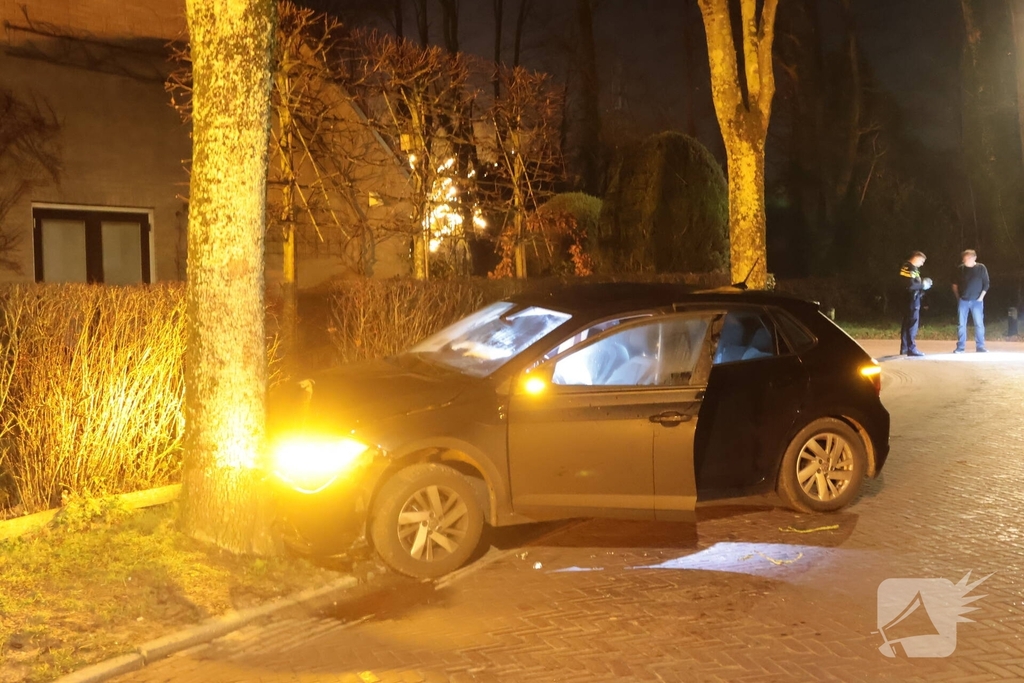Auto botst tegen boom in de nacht