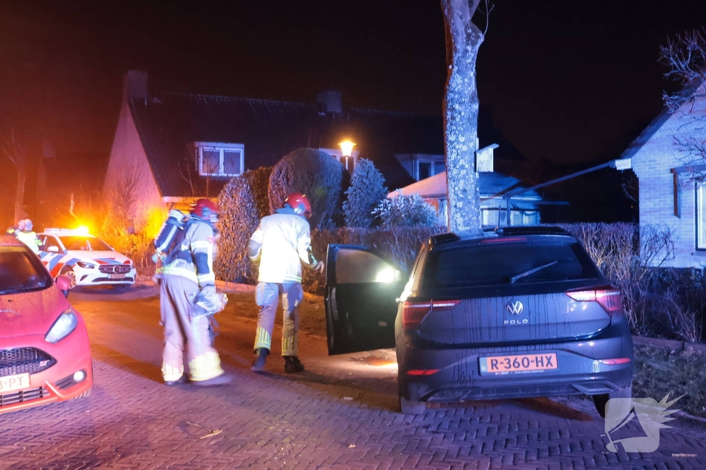 Auto botst tegen boom in de nacht