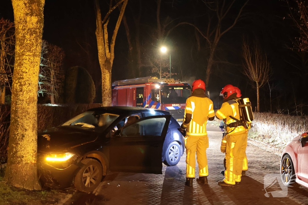 Auto botst tegen boom in de nacht