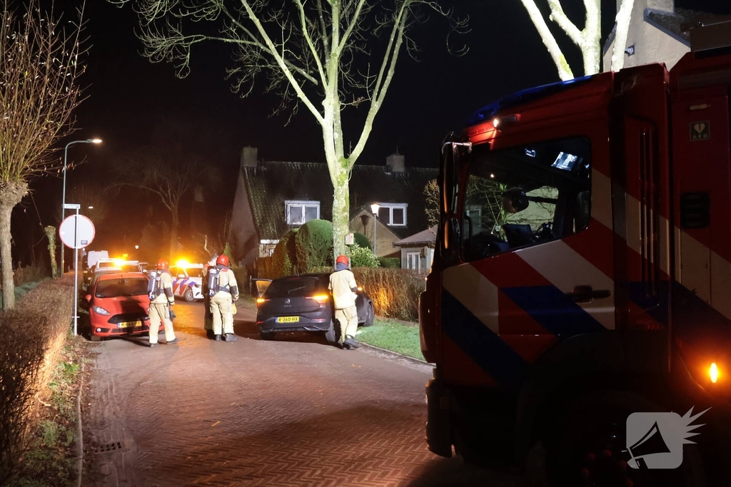 Auto botst tegen boom in de nacht