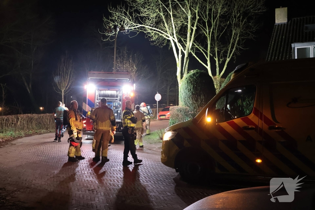 Auto botst tegen boom in de nacht