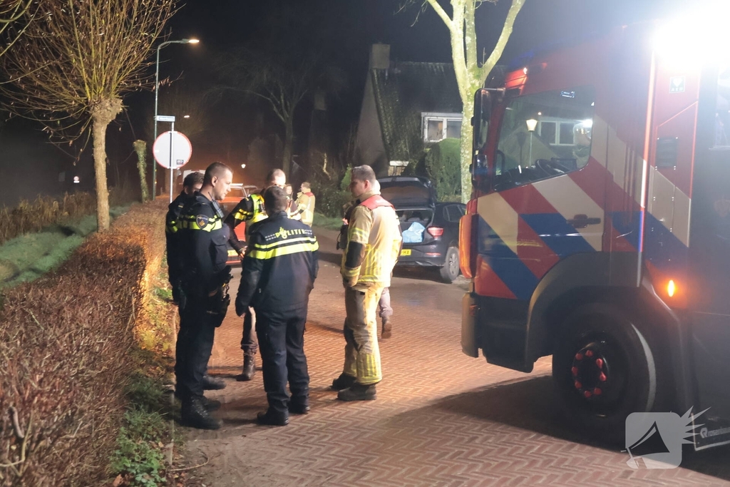 Auto botst tegen boom in de nacht