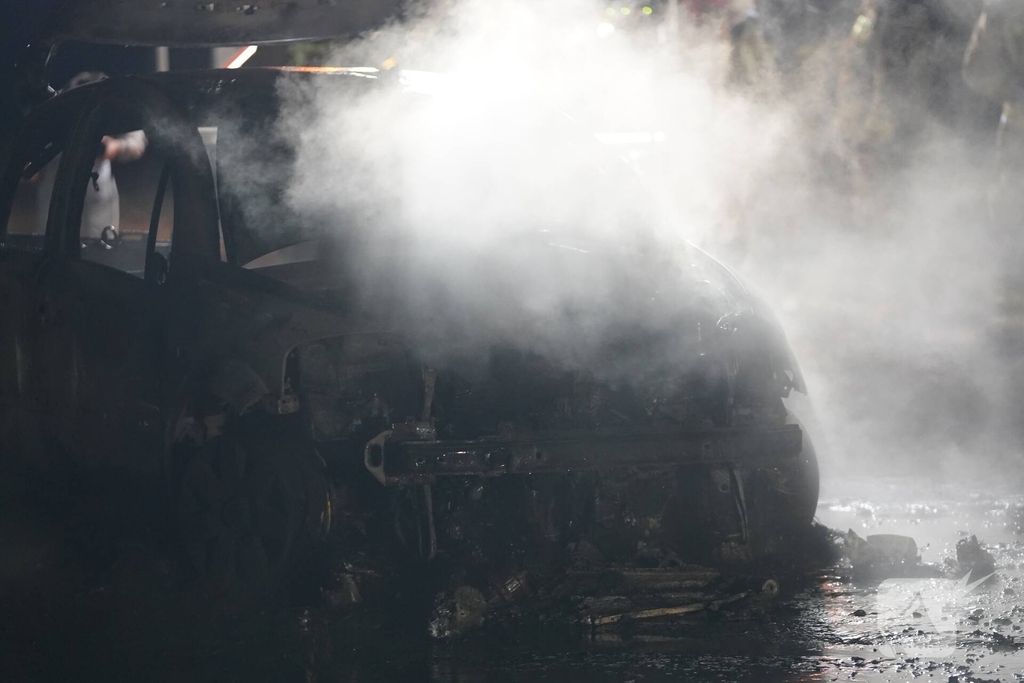 Brand in sloopauto vermoedelijk aangestoken