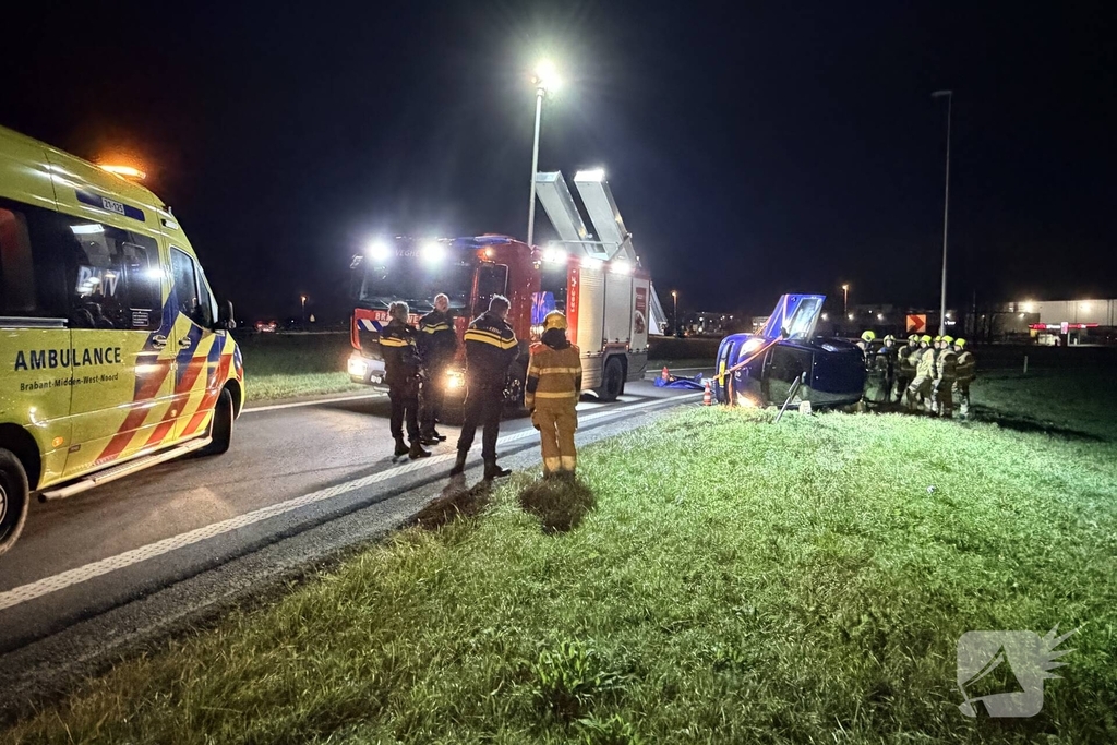 Auto vliegt uit bocht en brandweer bevrijdt vrouw