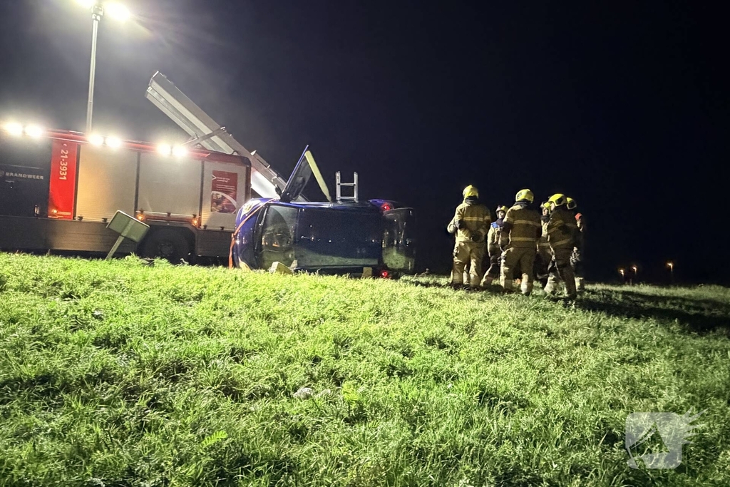 Auto vliegt uit bocht en brandweer bevrijdt vrouw