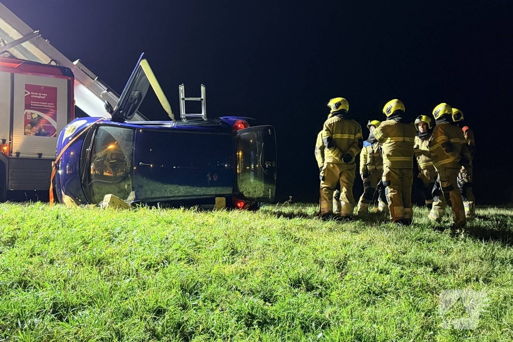 Auto vliegt uit bocht en brandweer bevrijdt vrouw