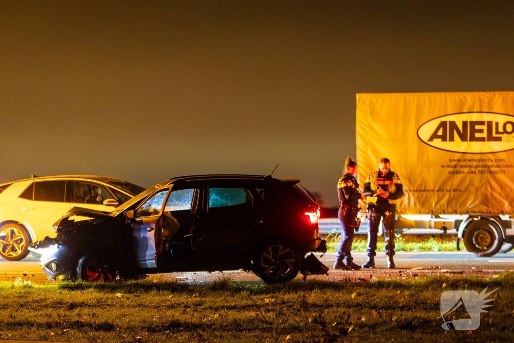 Ongeval met meerdere voertuigen leidt tot gewonde en afsluiting snelweg