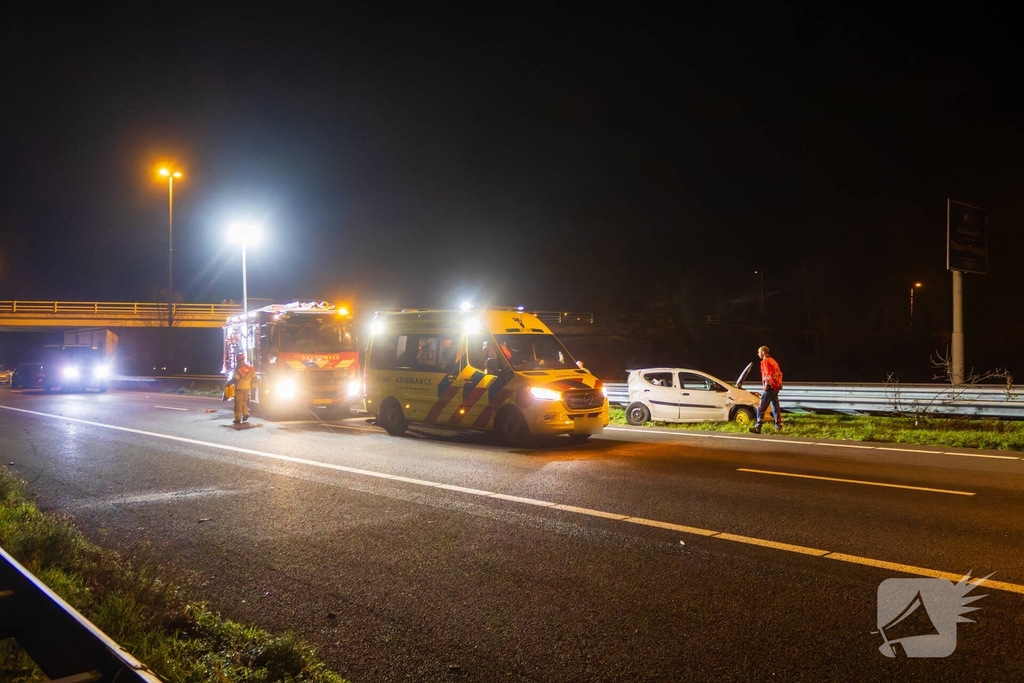 Ongeval met meerdere voertuigen leidt tot gewonde en afsluiting snelweg