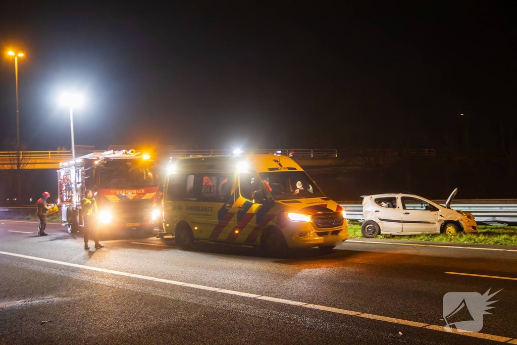 Ongeval met meerdere voertuigen leidt tot gewonde en afsluiting snelweg