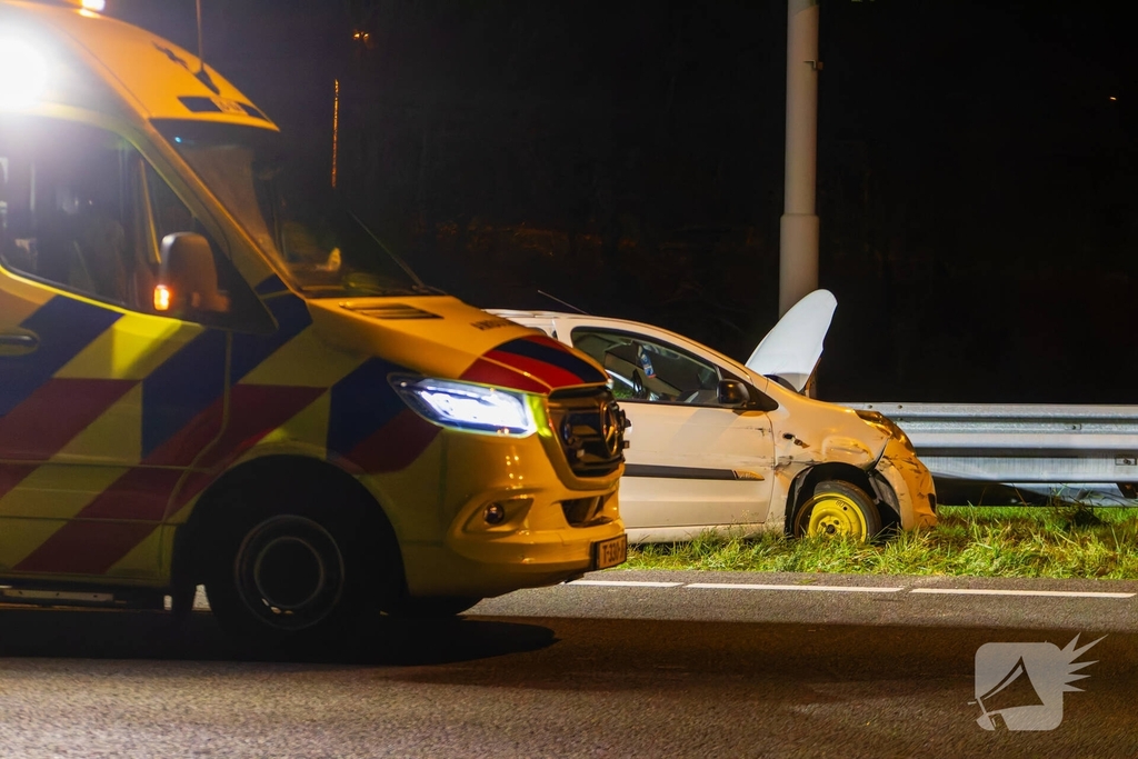 Ongeval met meerdere voertuigen leidt tot gewonde en afsluiting snelweg