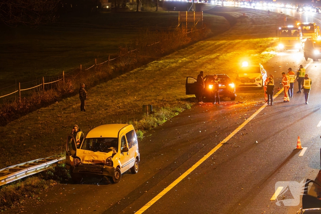 Ongeval met meerdere voertuigen leidt tot gewonde en afsluiting snelweg