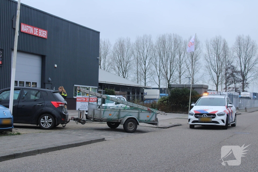 Auto met aanhanger botst op andere auto