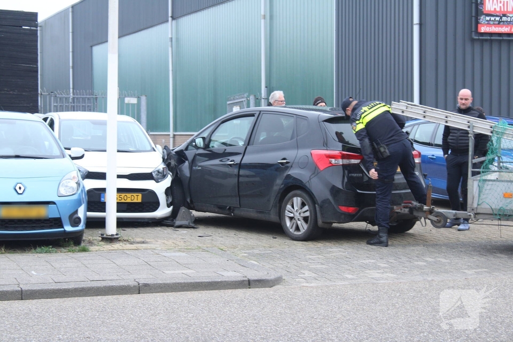 Auto met aanhanger botst op andere auto