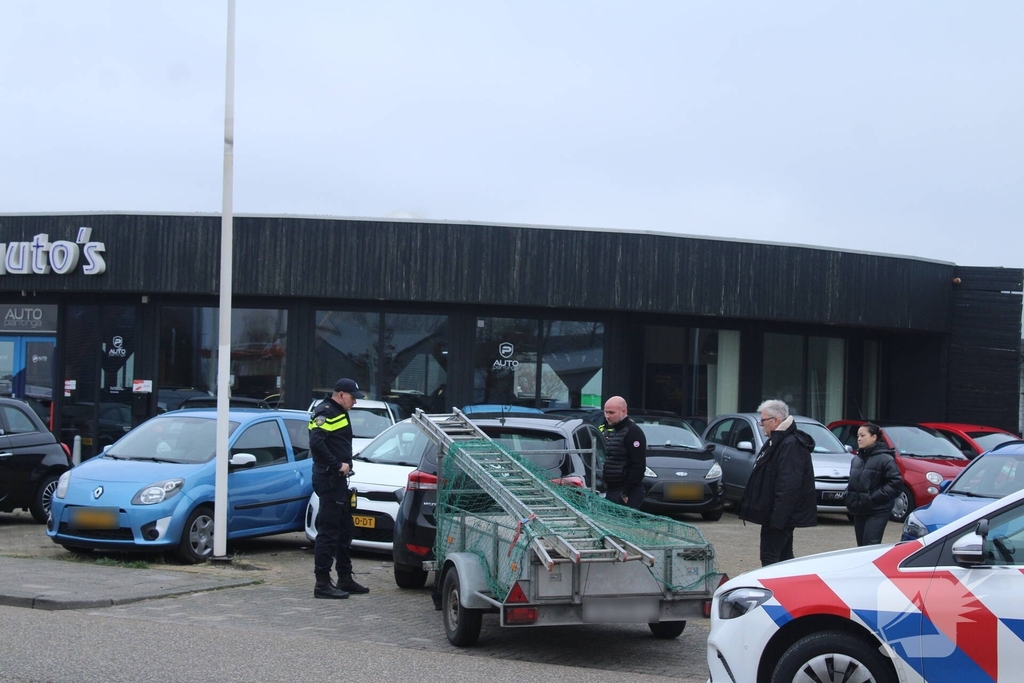 Auto met aanhanger botst op andere auto