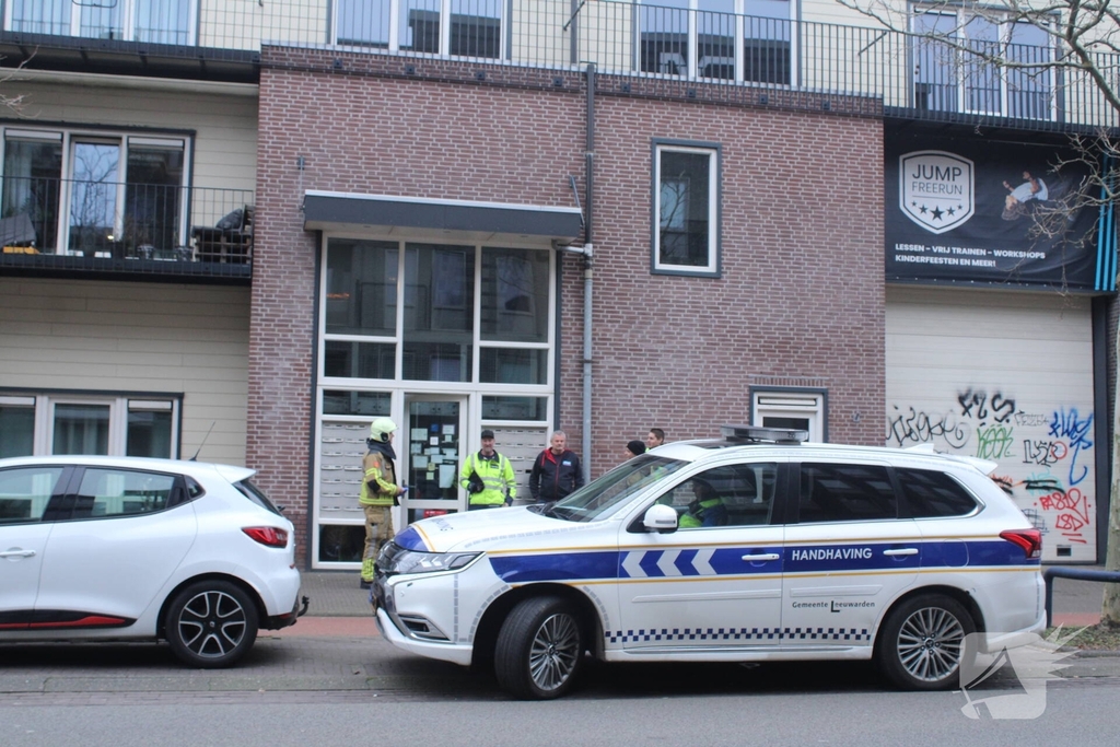 Brandweerlieden reageren op gaslucht in complex