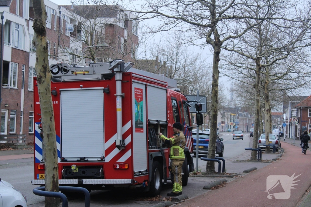 Brandweerlieden reageren op gaslucht in complex