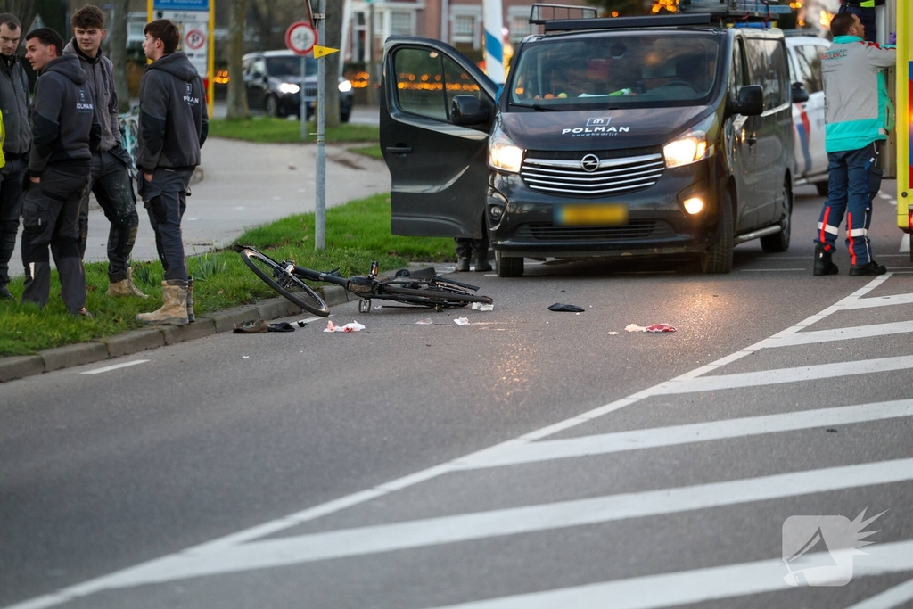 Fietser gewond na aanrijding met werkbus