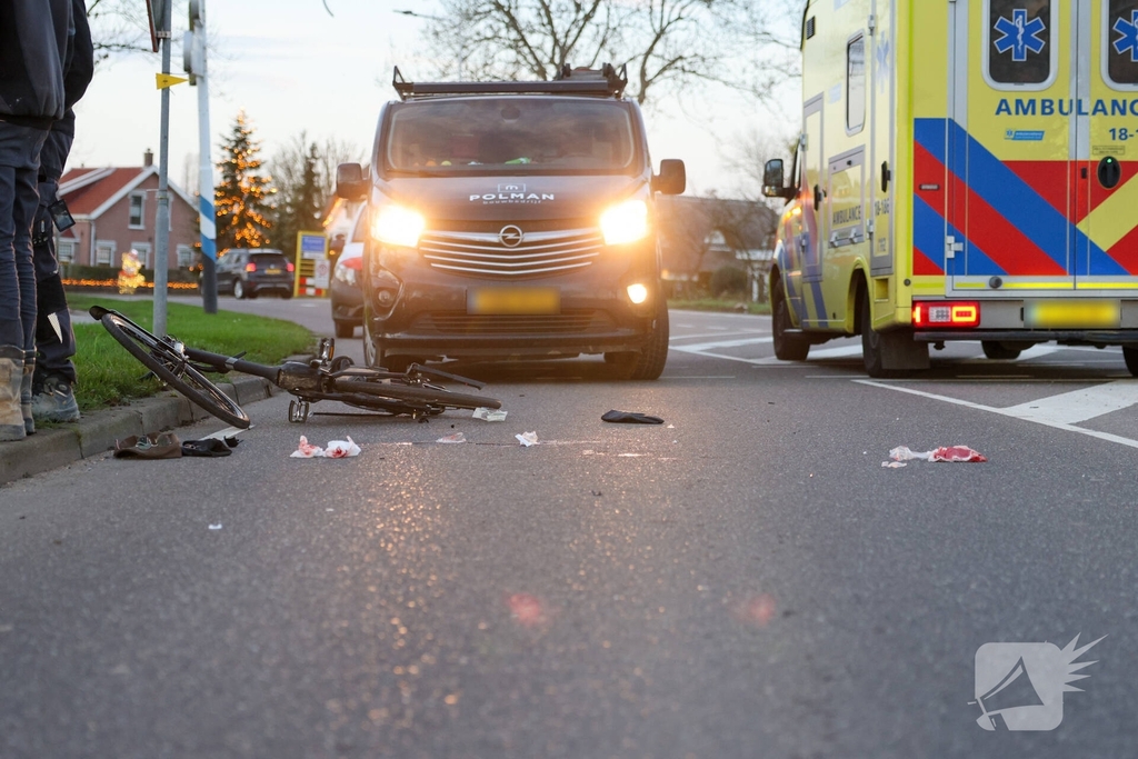 Fietser gewond na aanrijding met werkbus