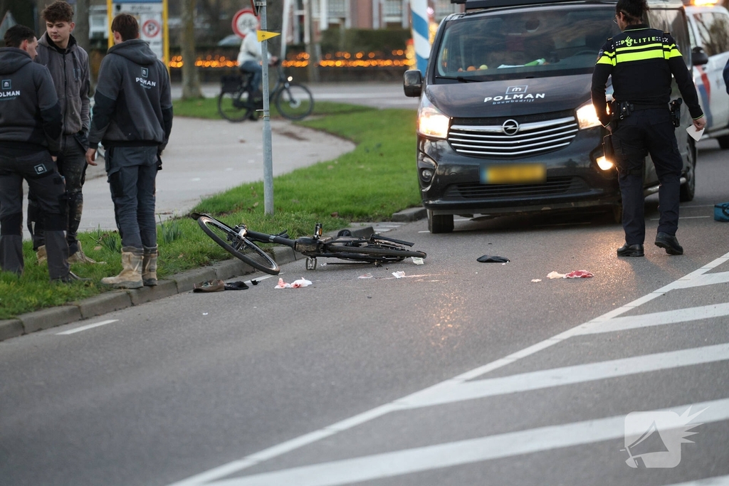 Fietser gewond na aanrijding met werkbus