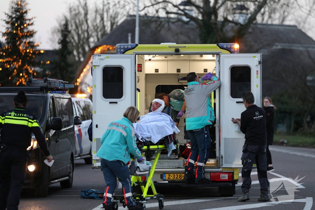Fietser gewond na aanrijding met werkbus