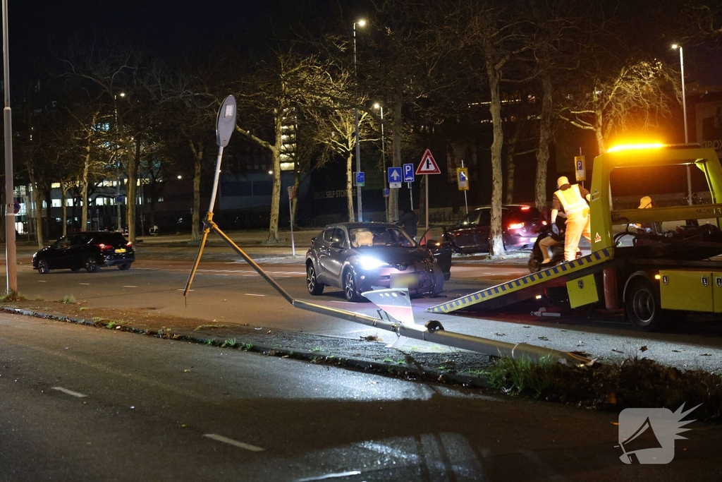 Auto botst tegen verkeerspaal