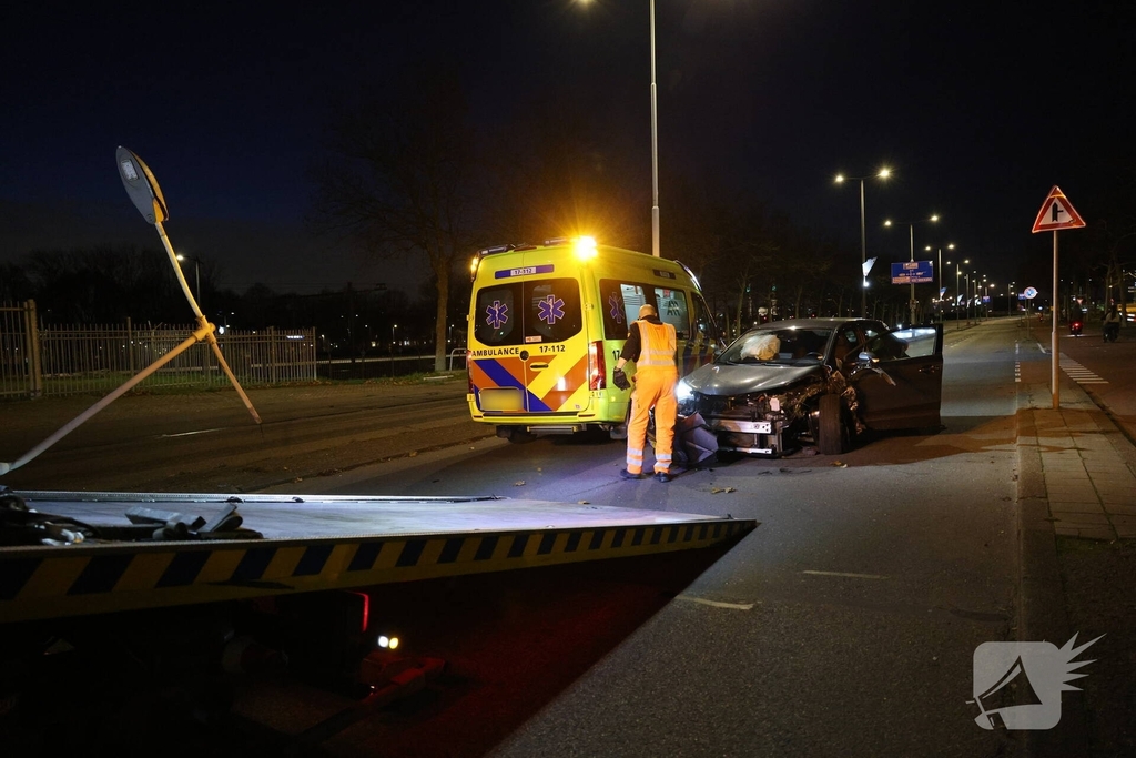 Auto botst tegen verkeerspaal