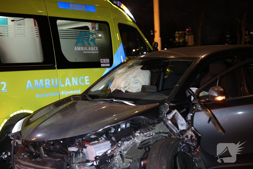 Auto botst tegen verkeerspaal