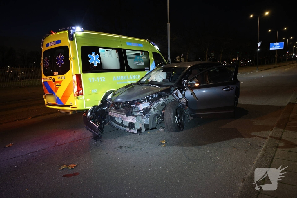 Auto botst tegen verkeerspaal