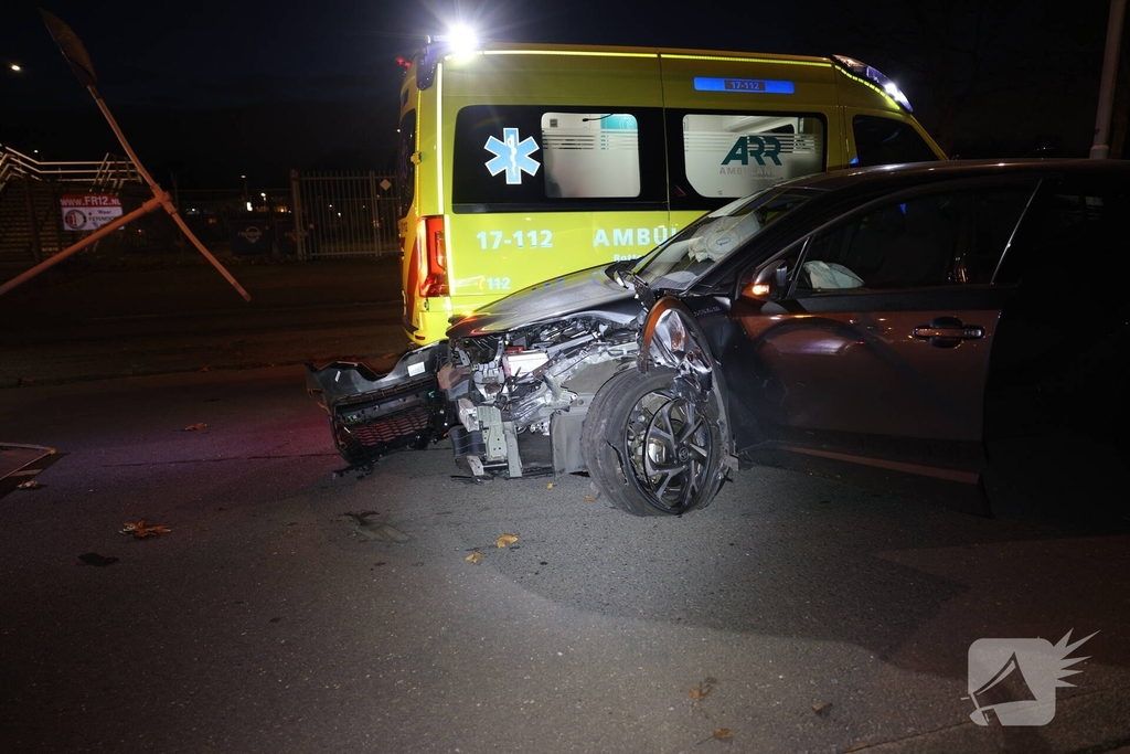 Auto botst tegen verkeerspaal