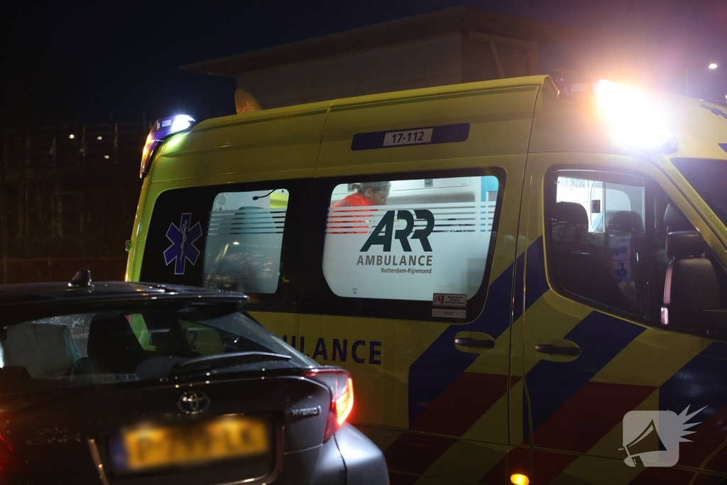 Auto botst tegen verkeerspaal