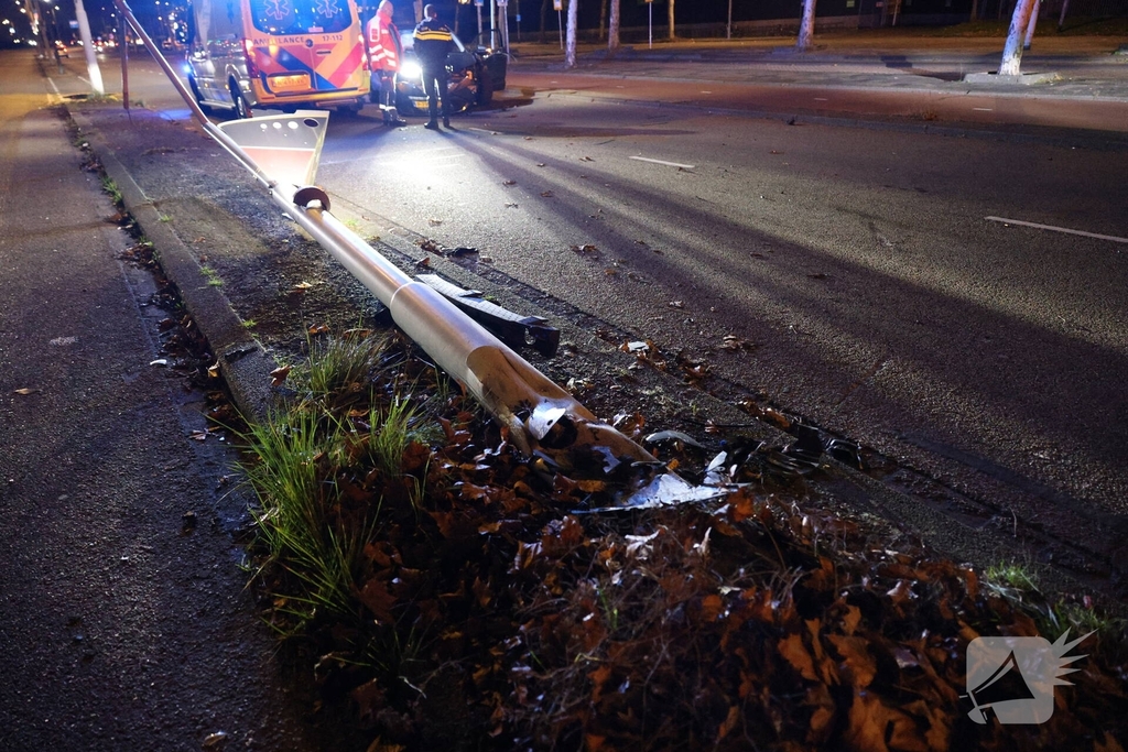 Auto botst tegen verkeerspaal