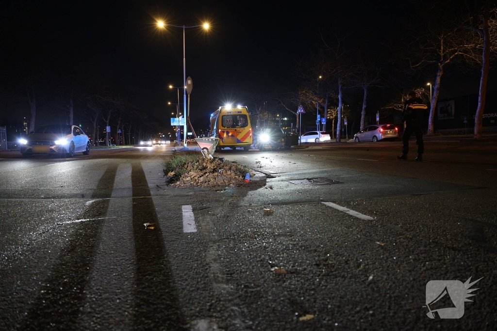 Auto botst tegen verkeerspaal