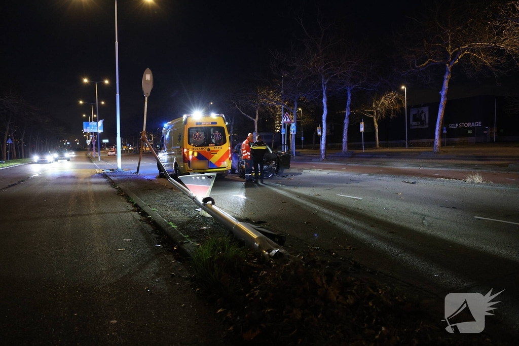 Auto botst tegen verkeerspaal