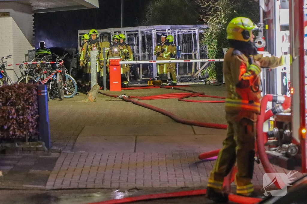 Containerbrand verwoest bijgebouw hotel