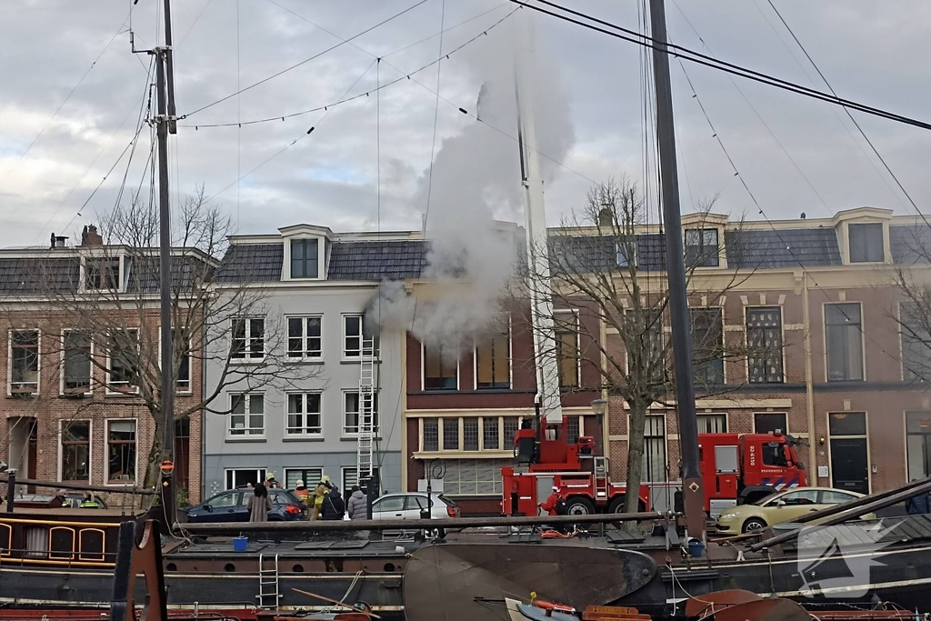 Brand in woning leidt tot grootschalige hulpverlening