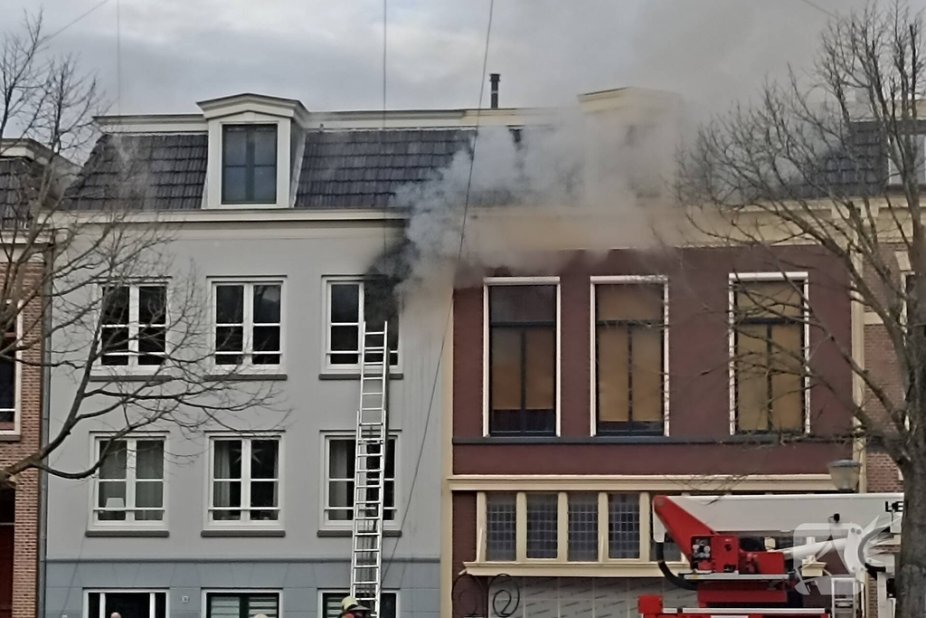 Brand in woning leidt tot grootschalige hulpverlening