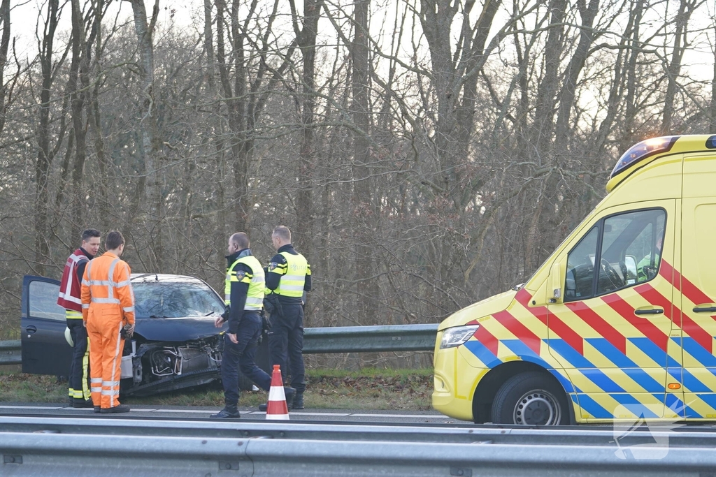 Auto botst tegen vangrail na ongeval