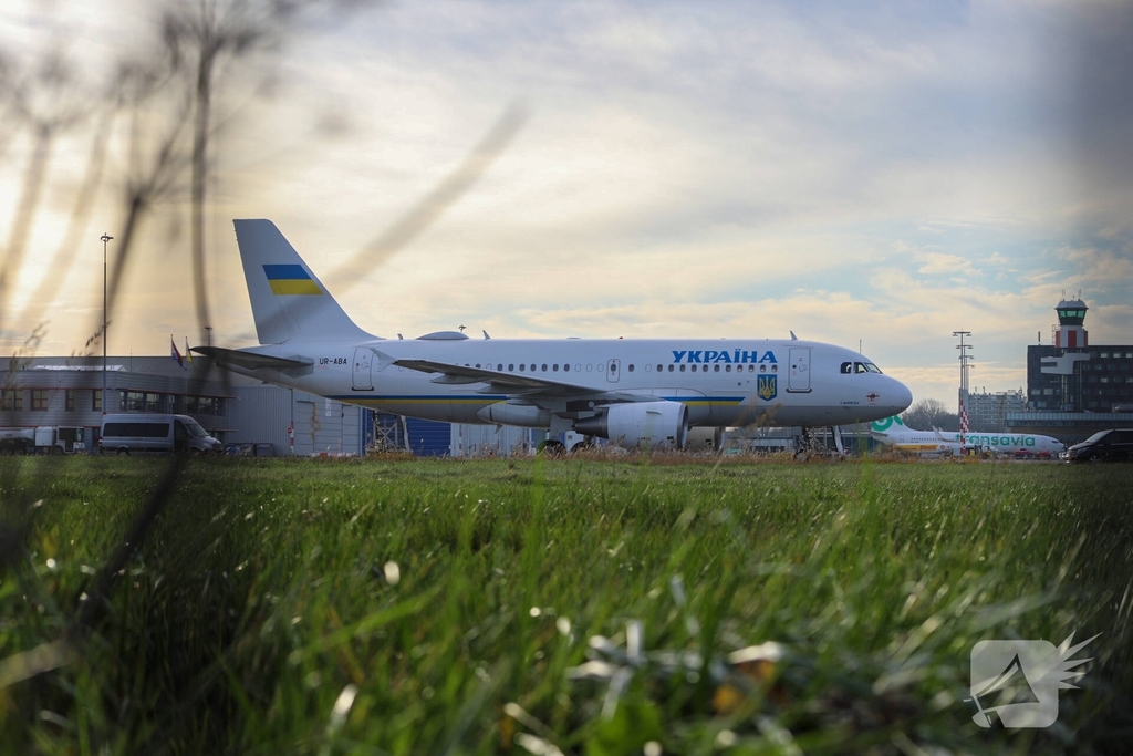 Oekraïense president arriveert op beveiligde luchthaven