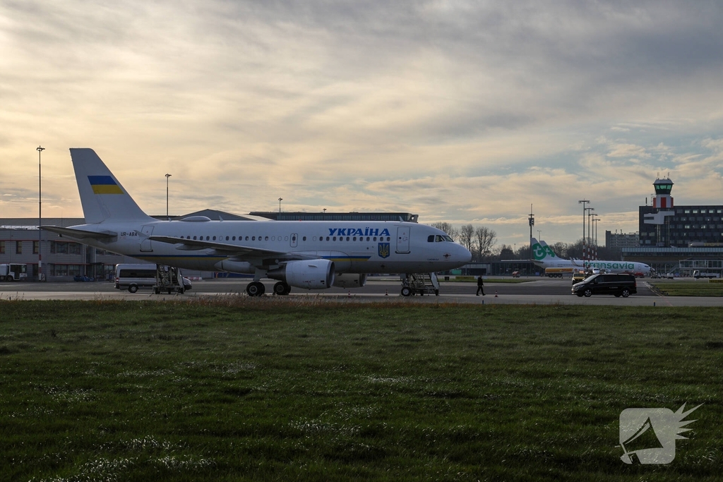Oekraïense president arriveert op beveiligde luchthaven