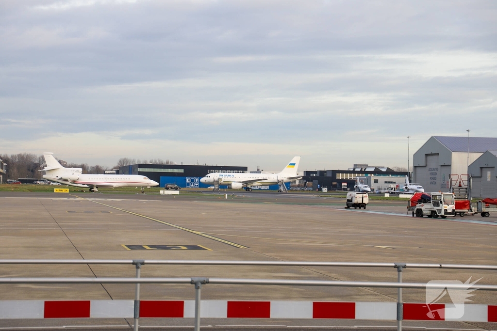 Oekraïense president arriveert op beveiligde luchthaven