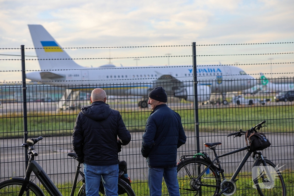 Oekraïense president arriveert op beveiligde luchthaven