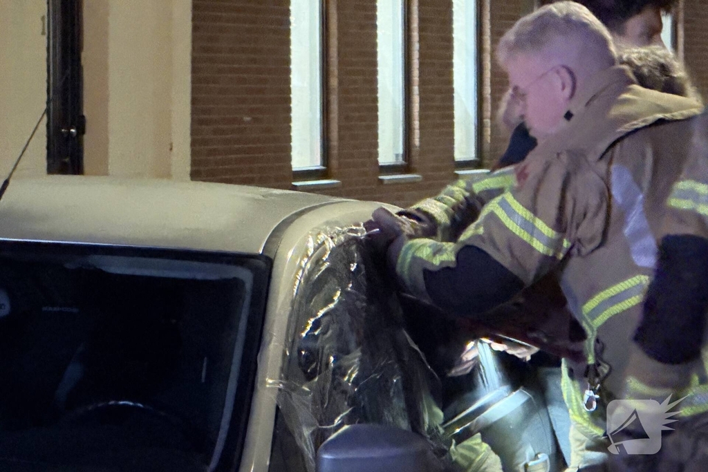 Kind opgesloten in auto, brandweer schiet te hulp