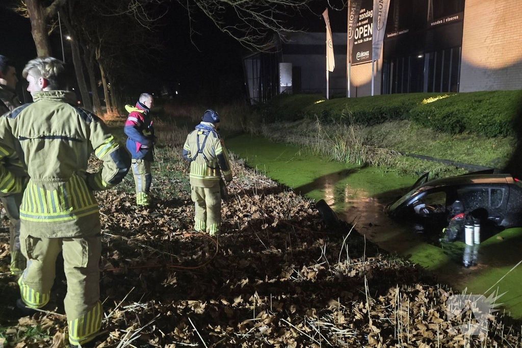 Auto in het water na aanrijding
