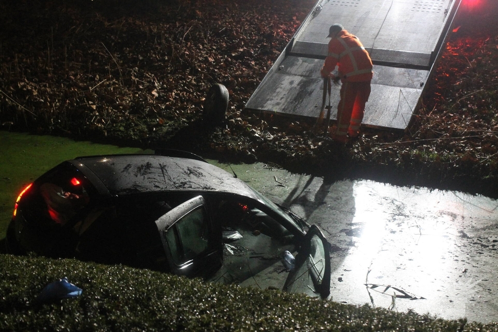 Auto in het water na aanrijding