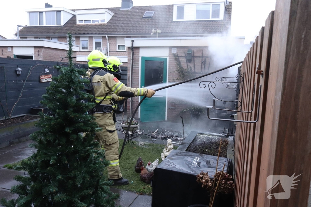 Buurtwerkers blussen brand totdat hulp arriveert