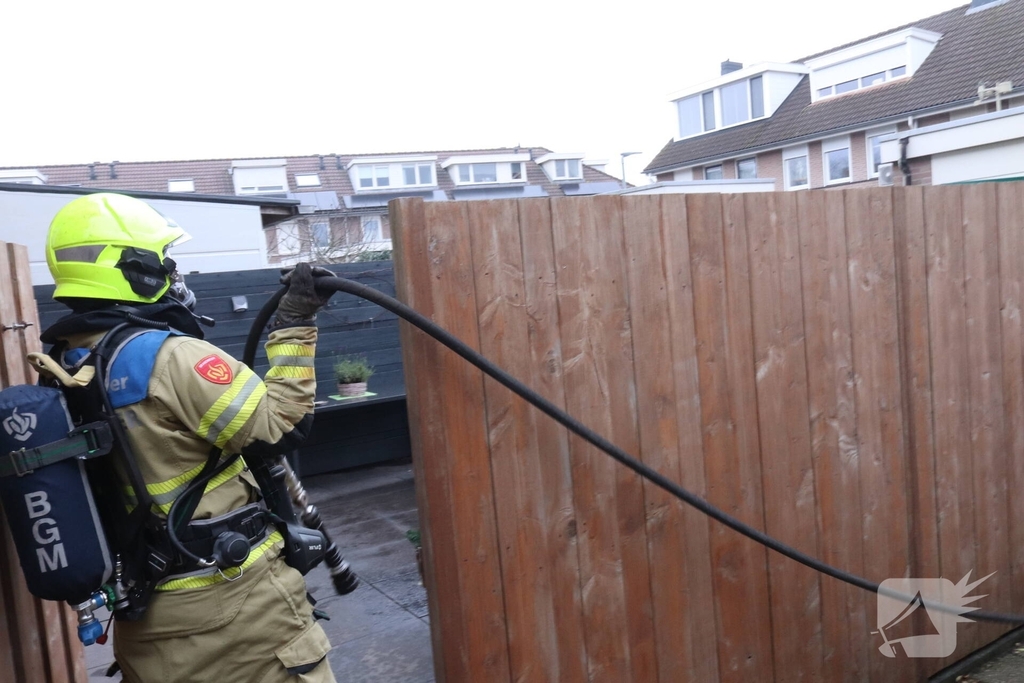 Buurtwerkers blussen brand totdat hulp arriveert