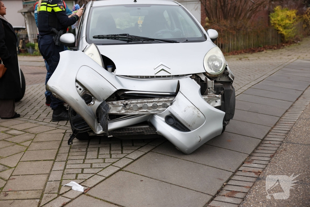 Aanrijding veroorzaakt aanzienlijke schade